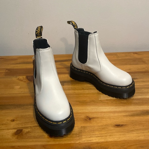 NWT/NWOB Dr. Martens 2976 Chelsea Quad White Platform Boots in US 6 - Picture 4 of 13